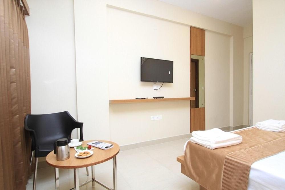 Samasth Rooms And Suits 迈索尔 外观 照片