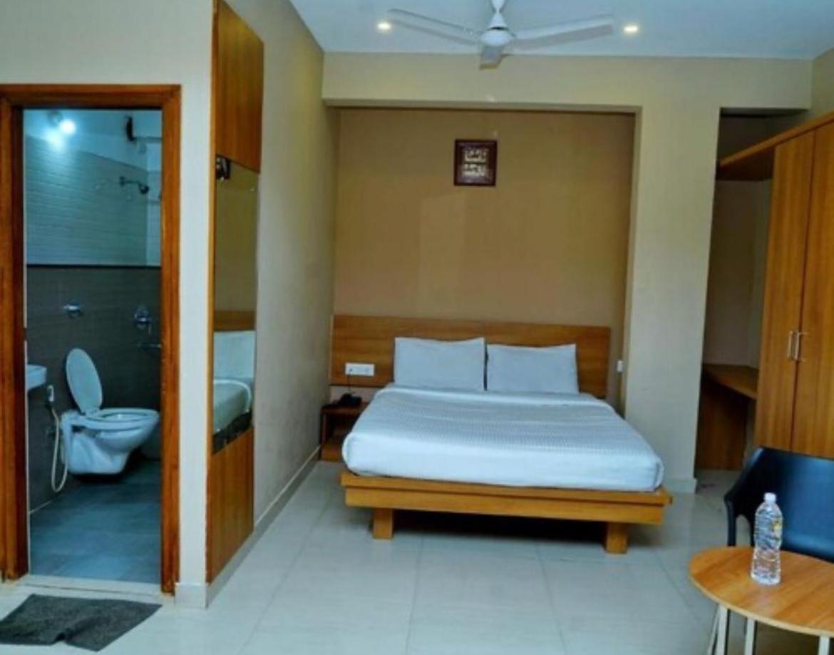 Samasth Rooms And Suits 迈索尔 外观 照片
