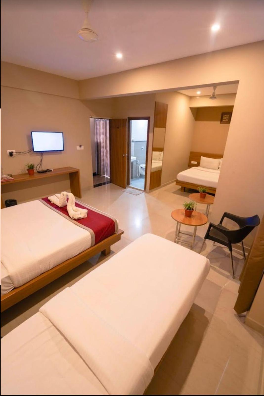 Samasth Rooms And Suits 迈索尔 外观 照片
