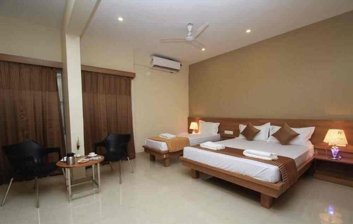 Samasth Rooms And Suits 迈索尔 外观 照片