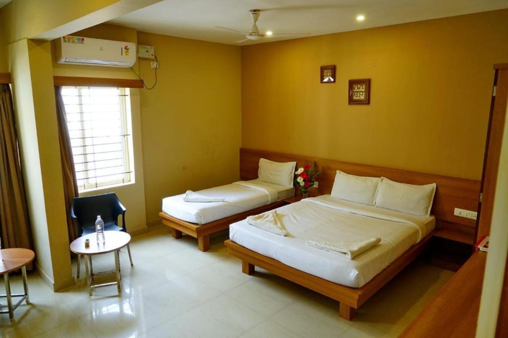 Samasth Rooms And Suits 迈索尔 外观 照片